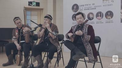 图6:穆热阿勒·比目拉提演奏冬不拉(400).jpg